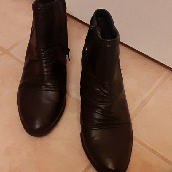 Baretraps black Gineva boot w/ western ruching NWOT: size 9 - Picture 7 of 9